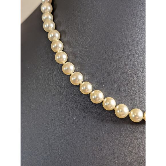 8mm Strand of 18.5" Glass Faux Pearls W/ Goldtone Barrel Clasp - Picture 2 of 5
